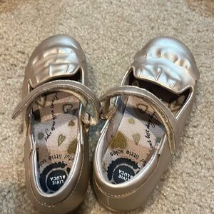 Live and Luca golden Mary James size 11